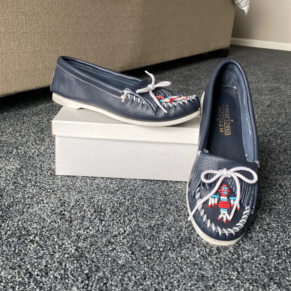 Minnetonka Moccasins Navy size 8.5 Like new condition.